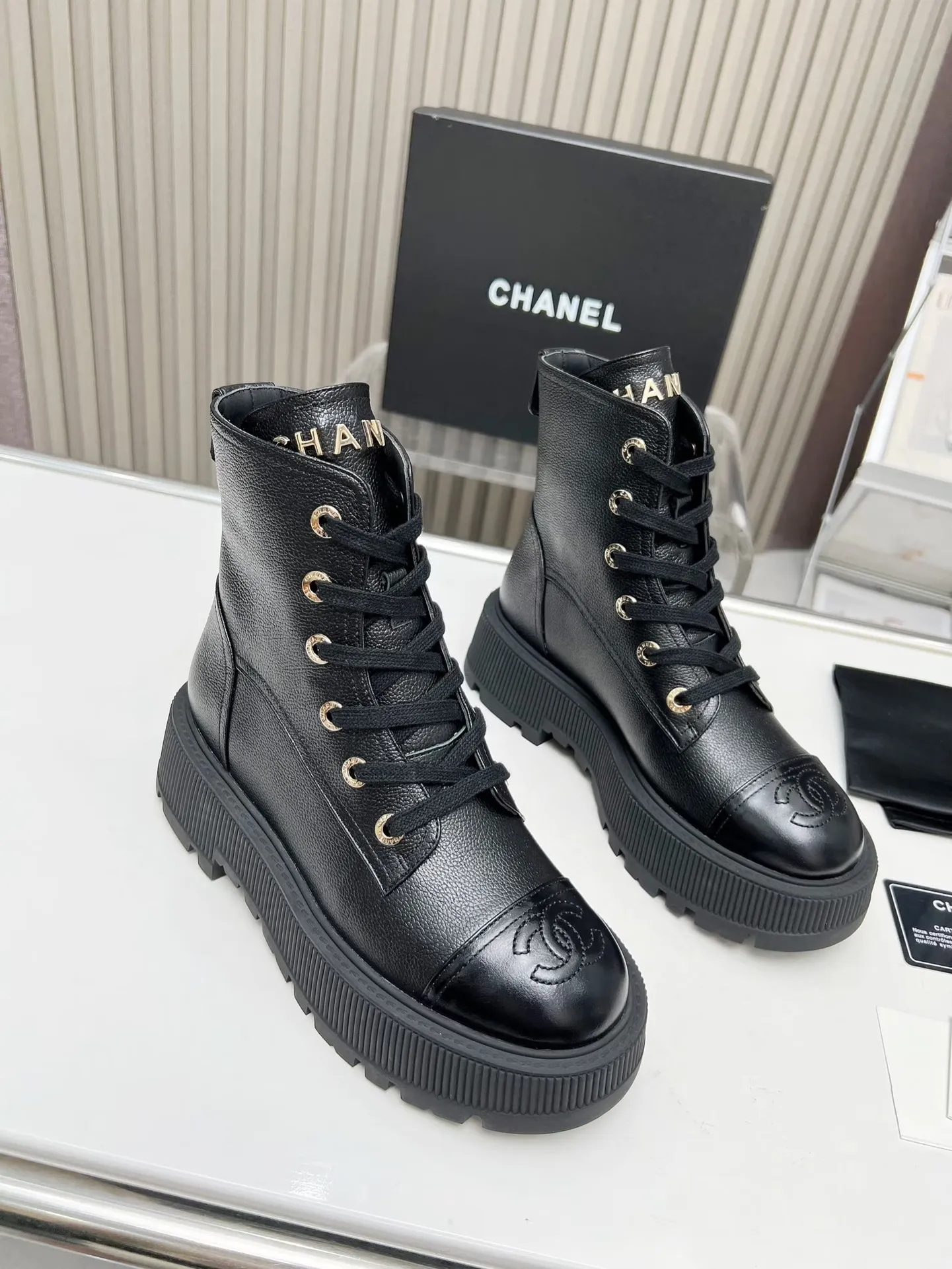 👟👟Ex-factory price 560👟👟 The original model of the new autumn and winter Chanel ankle boots✅ The strap design is super easy to put on and take off, the toe logo is electro-embroidered, the tongue is also a metal brand logo, fabric: special material, lining/foot pads: cow lining, ultra-light rubber non-slip and wear-resistant outsole, color: black, white, blue, code number: 34-41 (34, 41 need to be customized) Packaging: cloth bag card